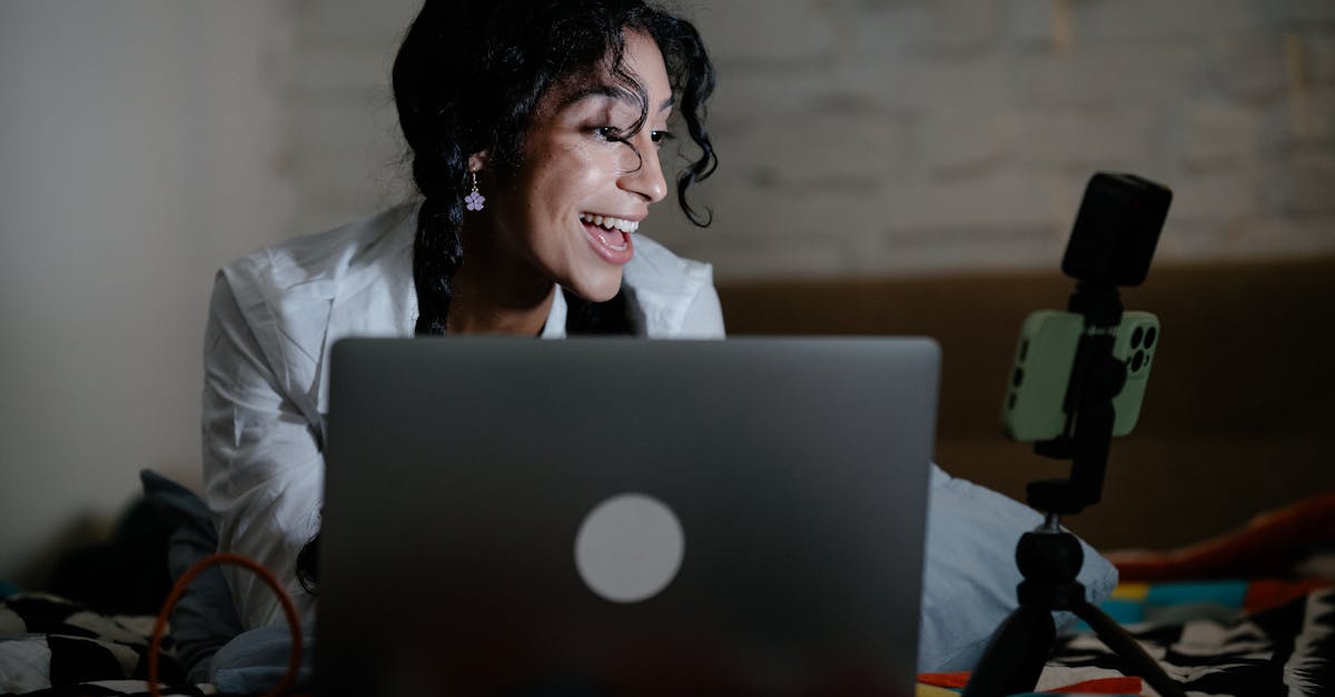 découvrez l'impact des influenceurs sur les réseaux sociaux et comment ils transforment les marques et les comportements des consommateurs. plongez dans l'univers de la communication digitale et explorez les stratégies pour tirer parti de ce phénomène incontournable.